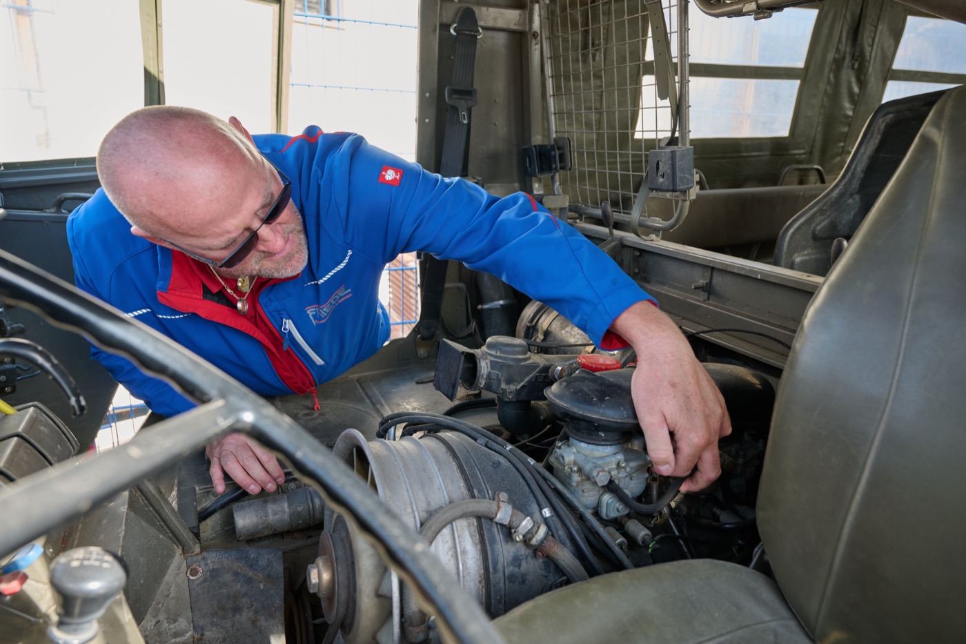 Arbeit am Motor eines Pinzgauers