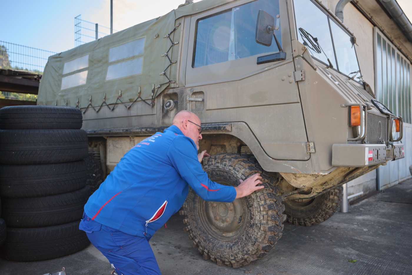 Johann Friede jun. am Rad eines Pinzgauer-Geländefahrzeugs