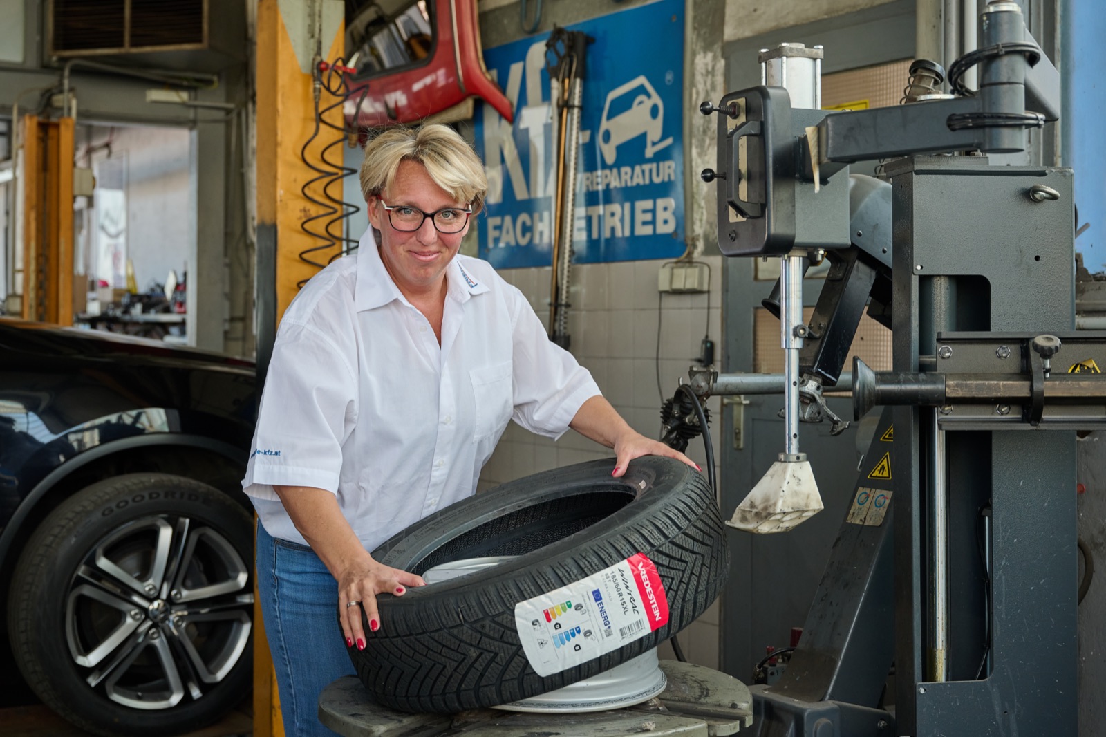 Reifenservice an der Montiermaschine
