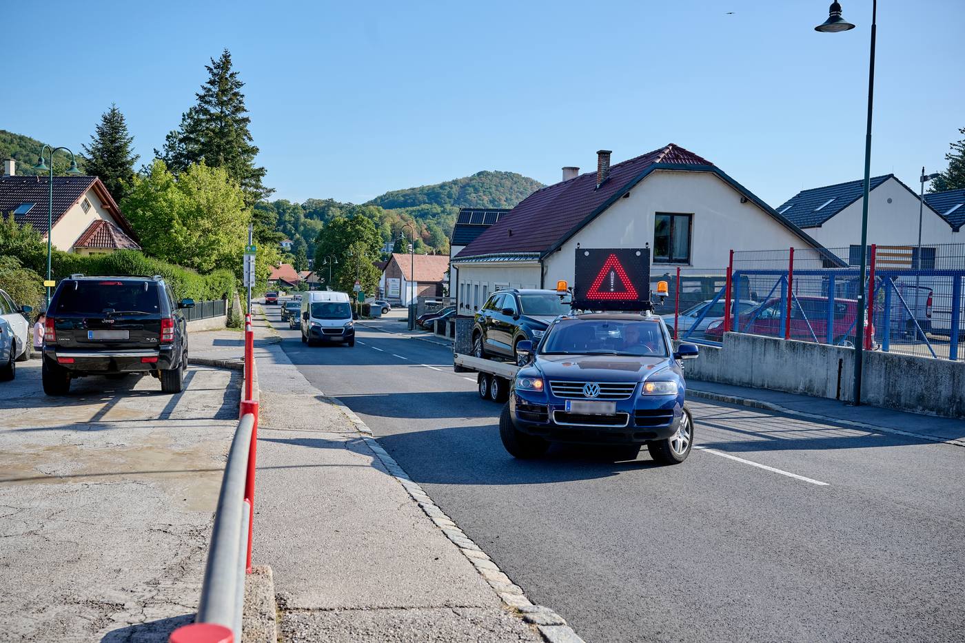 Die Hauptstraße in Alland vor dem Betrieb