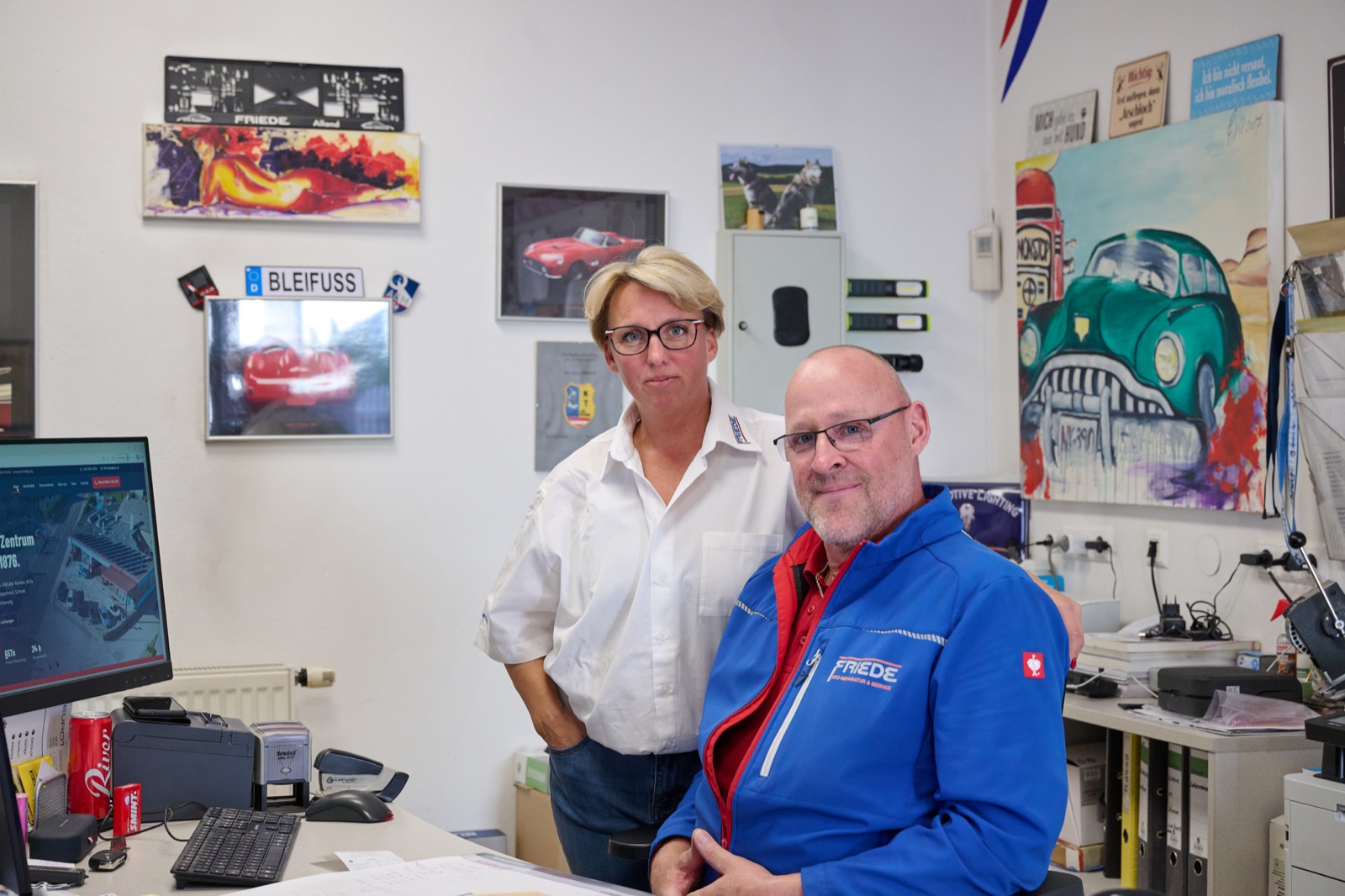 Johann Friede jun. und Manuela Friede im Büro des Betriebs