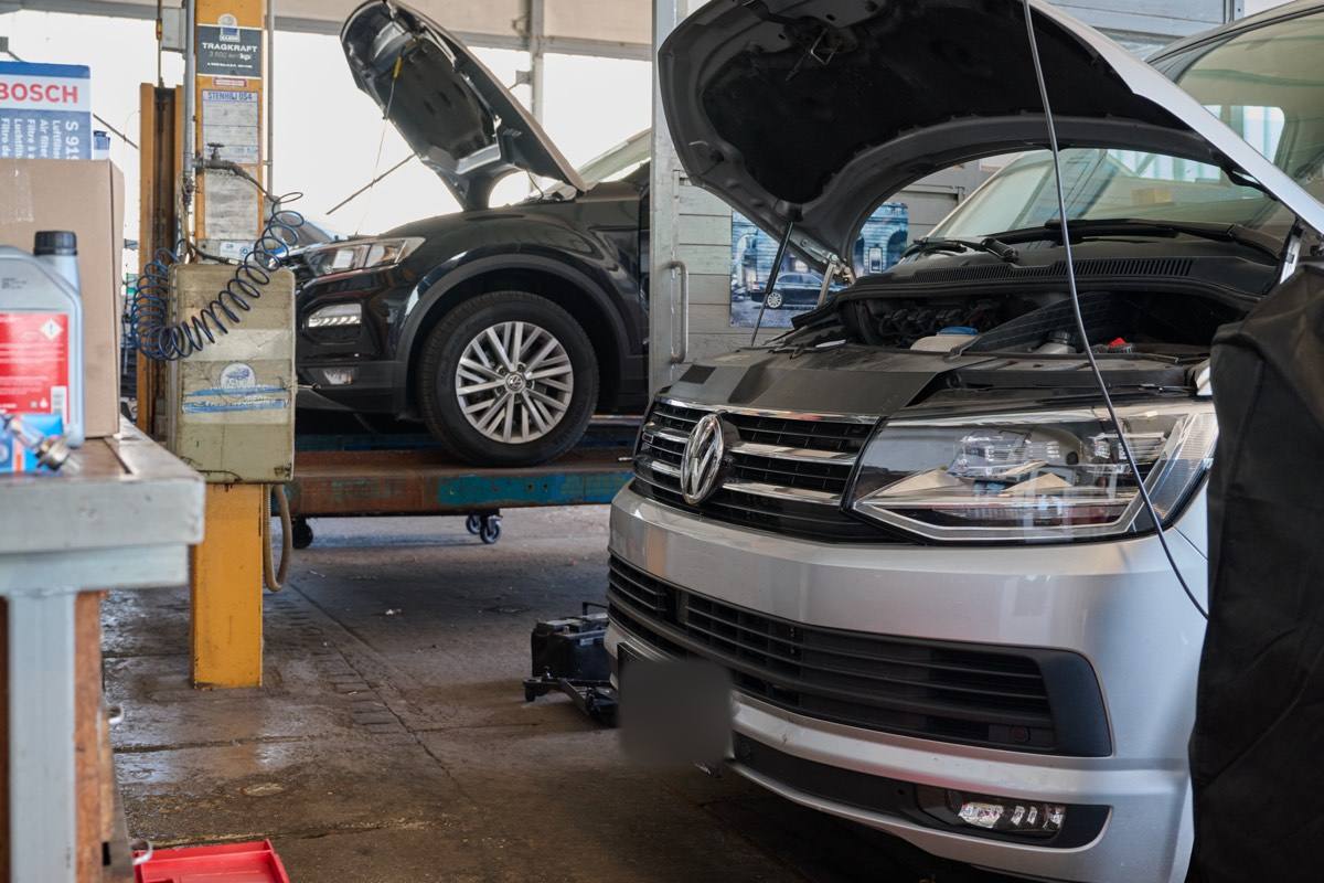 VW-Bus mit geöffneter Motorhaube in der Werkstätte