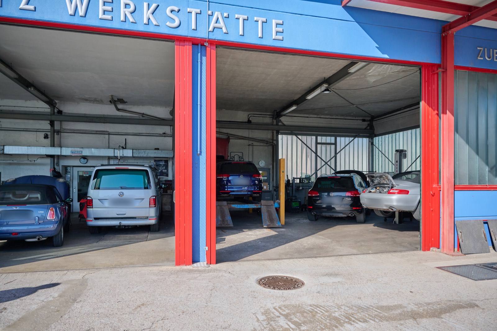 Einfahrt in die KFZ-Werkstätte Friede